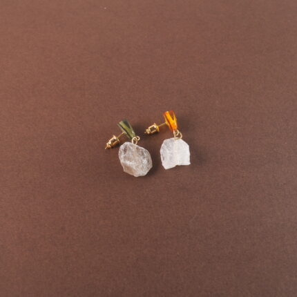 A pair of yellow-green chalcedony and raw quartz earrings displayed on a clean background, with a fresh and natural color tone.